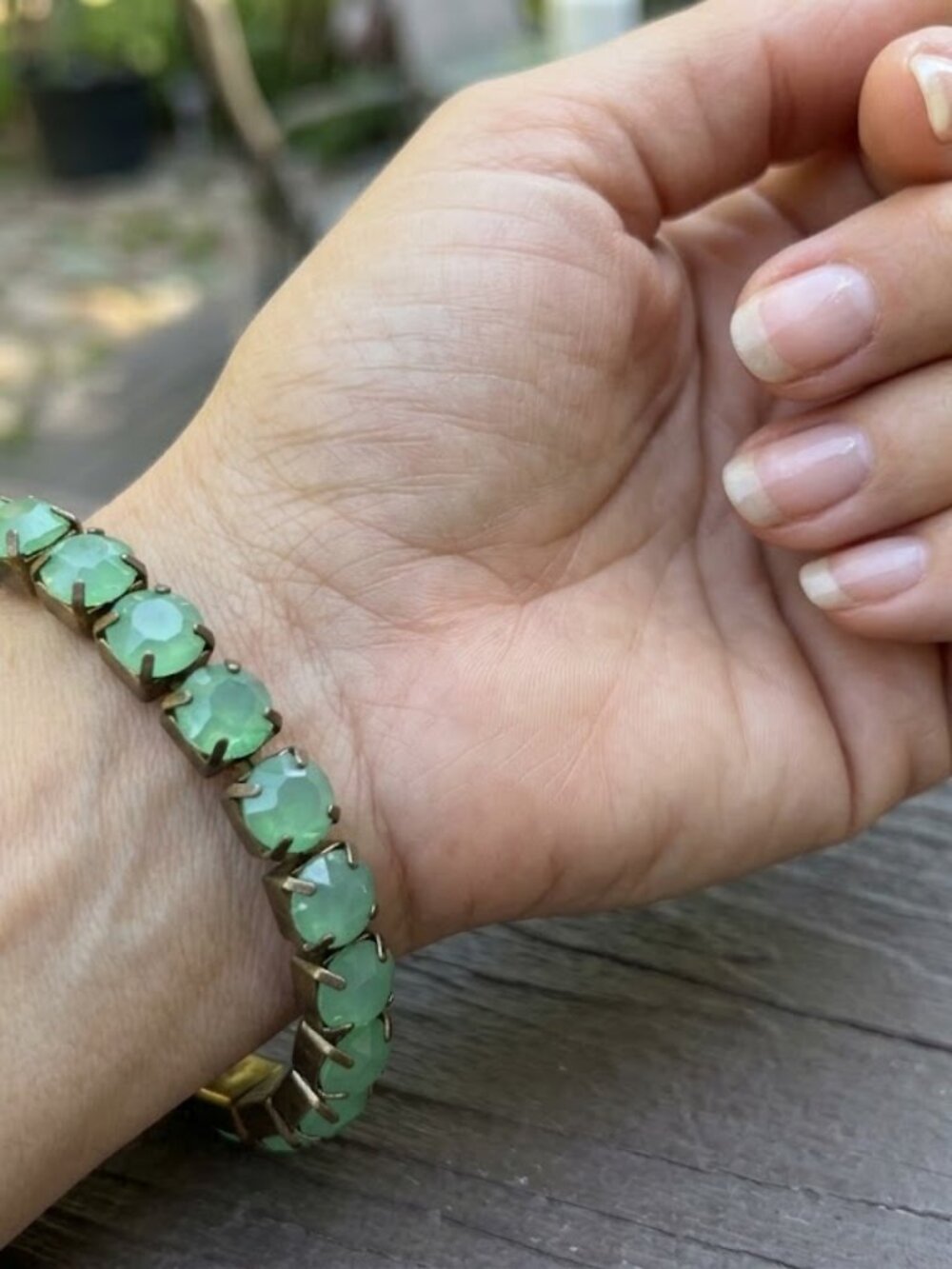 Vintage Green Art Glass Stretch Bracelet Brass Tone